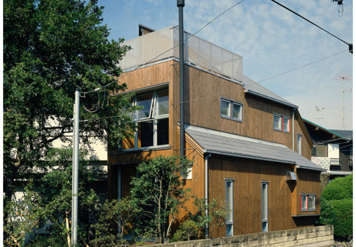 まち並みにとけ込むウッディな外観