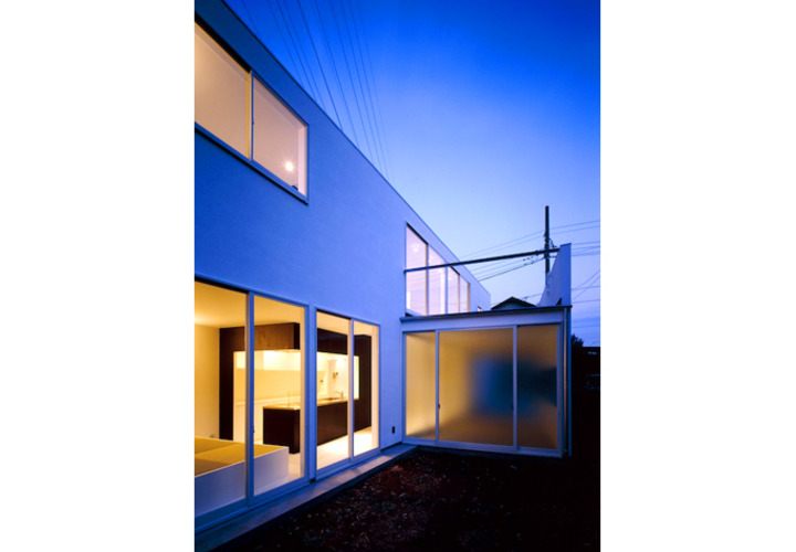 庭と繋がる主室とガレージ