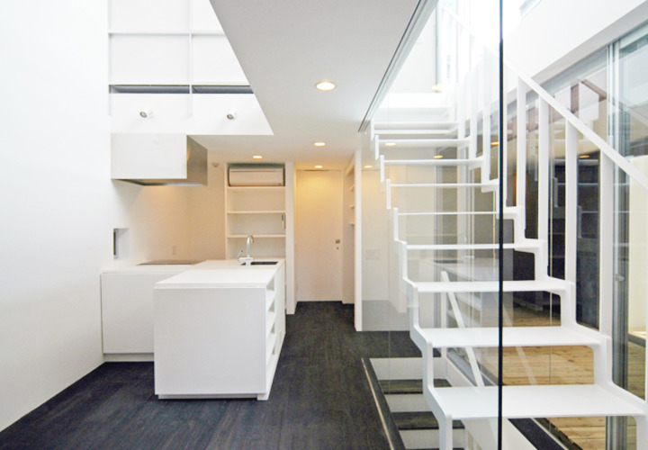 Nさん（子世帯）は黒い床の黒い家