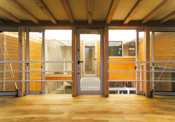 連続窓から光を取り込む