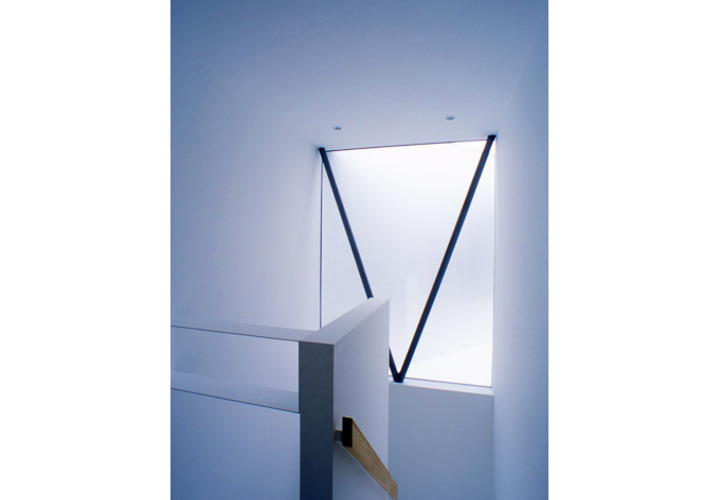 2階の中庭に面した窓