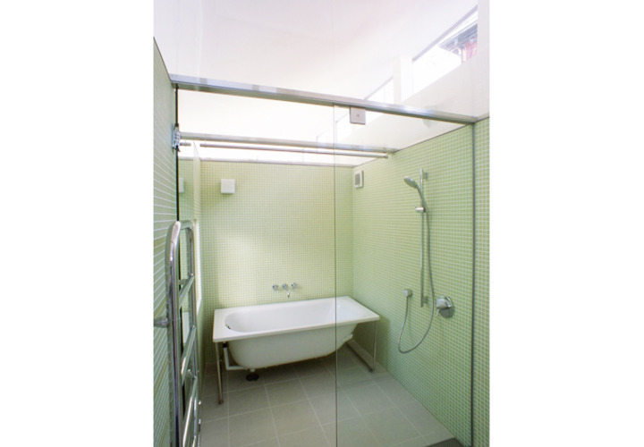 天井までガラス張りの浴室