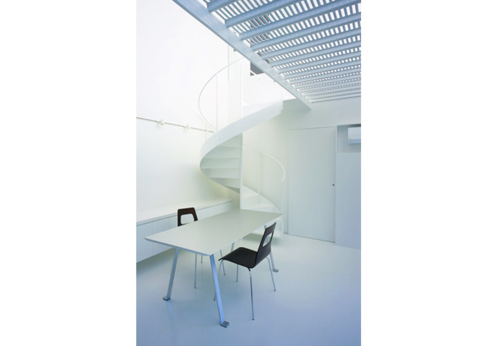 スレンダーな回り階段とオリジナルテーブル