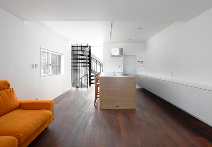 奥行きを感じる広々とした室内