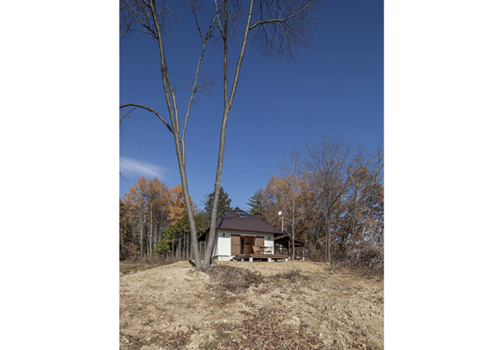 眺めのよい広い敷地に建つ小さな山荘