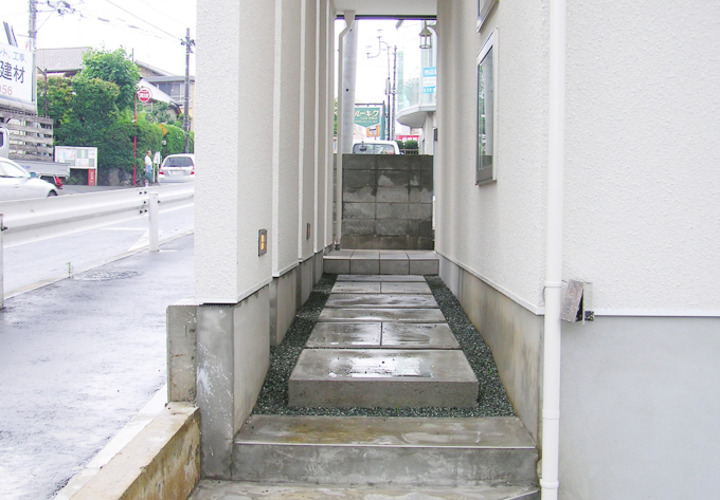 玉砂利と敷き石を置いたアプローチ