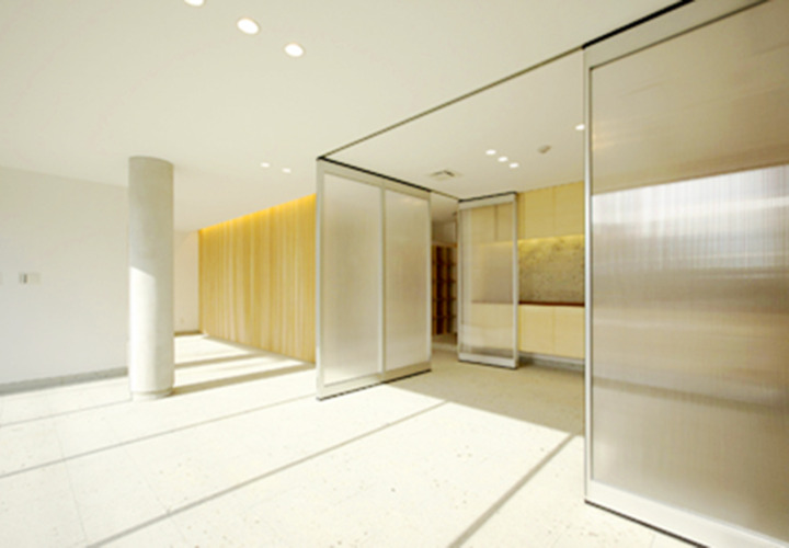 床材に大谷石を用いたエントランス空間