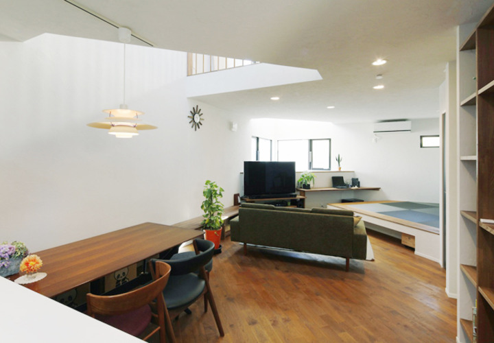 作り付け収納を設置したリビング