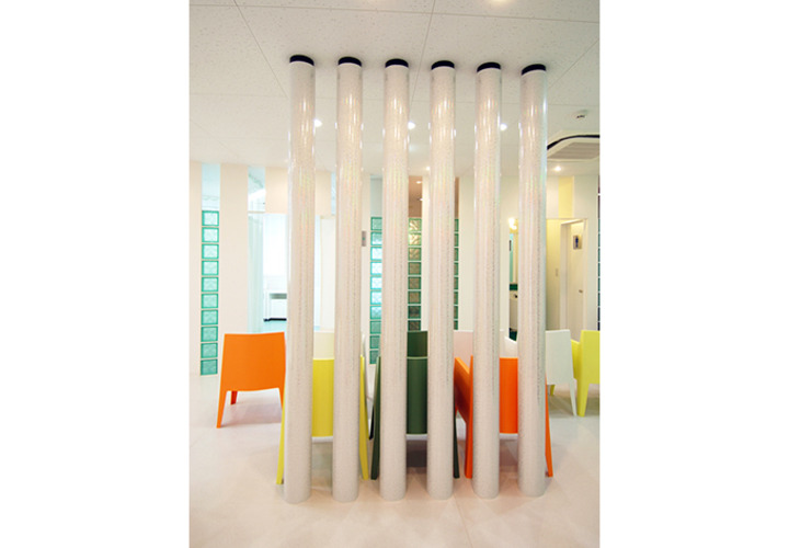 エントランスの淡い輝きの列柱のスクリーン