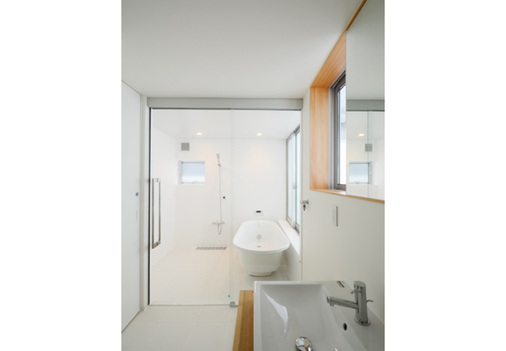 ガラス戸で広々空間 バスルームと洗面スペース