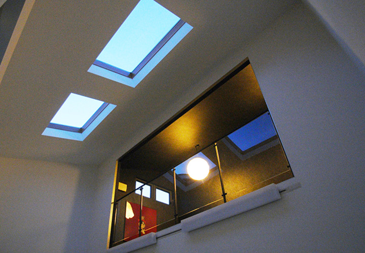 夜景を眺める大きいトップライト