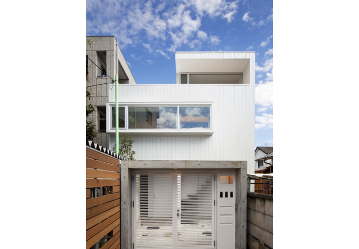 西側から見た外観