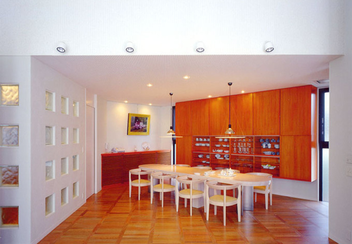 収納はメープルの仕上げ、たまゆらの光が