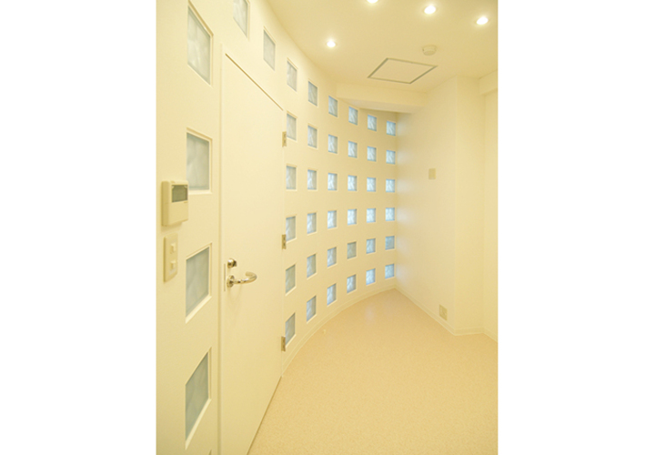 パープルのガラスブロックの特別な空間