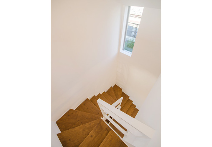 窓から光が差し込む明るい階段