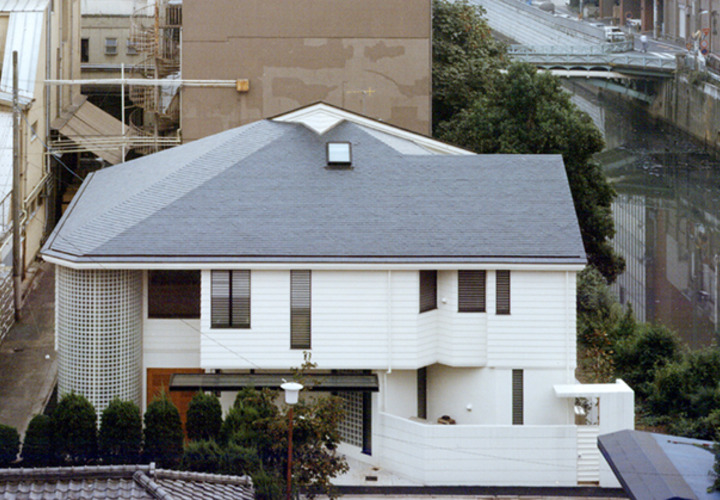 屋根は複合寄せ棟の天然の玄晶石葺き