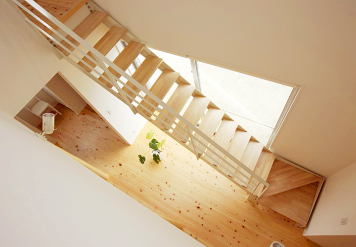 南側の吹抜と共に設けた階段