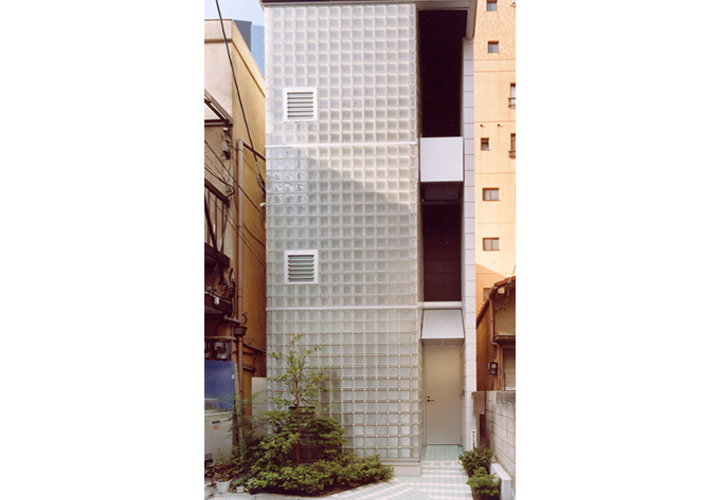 ガラスブロックの光の壁に通風を確保