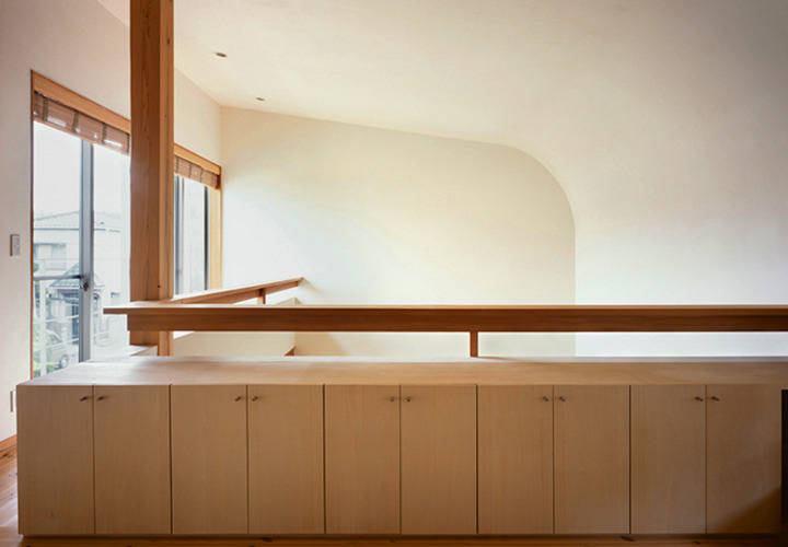 2階廊下配置した造り付け収納棚