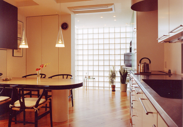 細長い「ひろま」もガラスブロックの光を