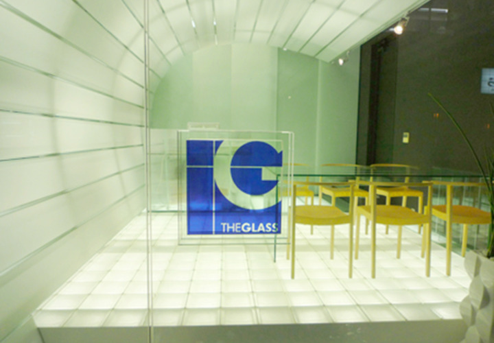 近未来的なガラス張りの家