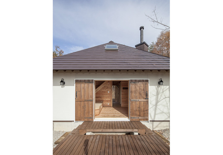 小さな山荘‐鎧戸を開けると、テラスと一体となる