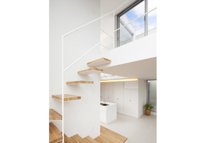 階段を登るとルーフテラスから空が広がる