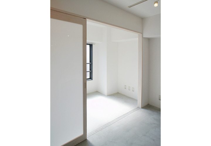 サンルームからの光を遮らないドア