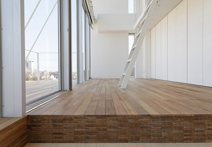 外部デッキ同材を使用したスキップフロアー
