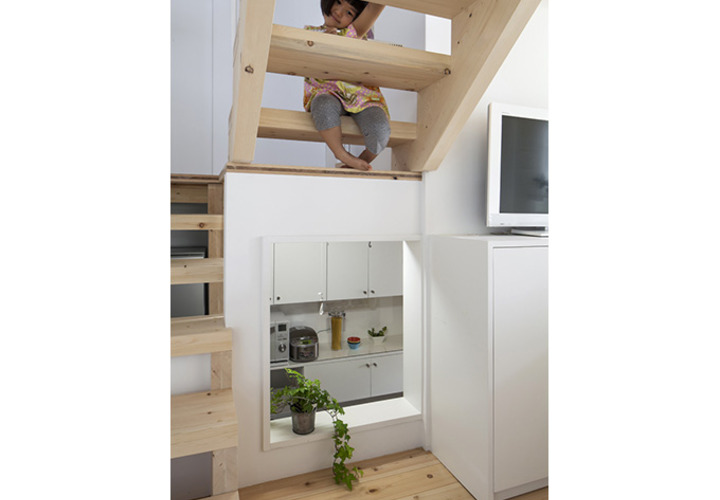 敷地10坪に7層からなる住宅ーリビングからキッチンを見る