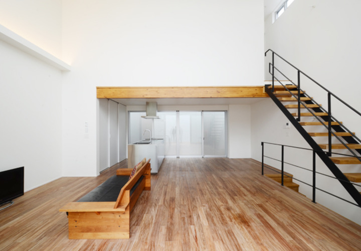 無垢フローリングの吹き抜けリビング