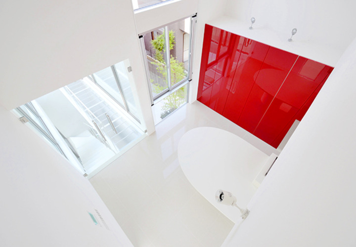 F邸　中庭からLDK、ロフトへとつながる吹抜け