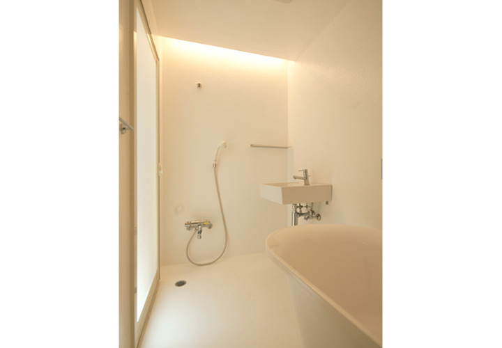 おしゃれなバスタブを配した浴室