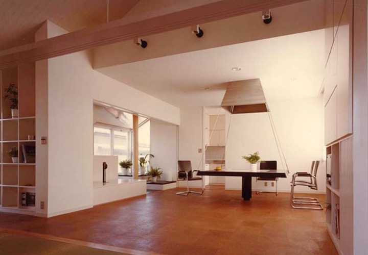 畳2帖大の吊られたジャイアントテーブル