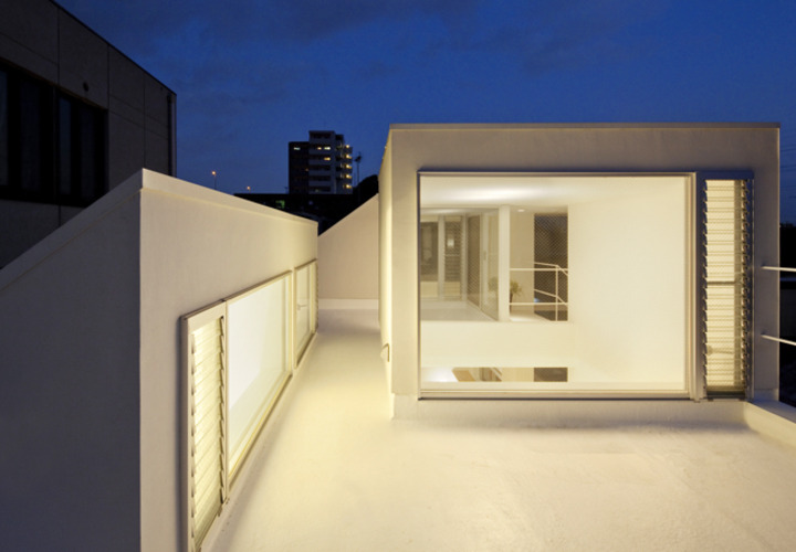 家の灯りで浮かび上がる夜のルーフテラス