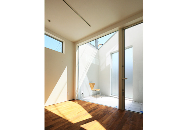 プライバシーに配慮した中庭と明るいダイニング