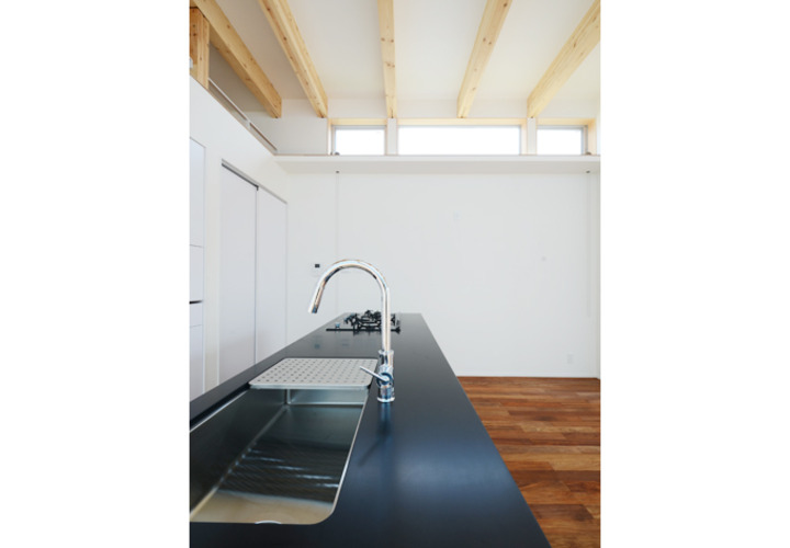 ブラックの天板がモダンなキッチン