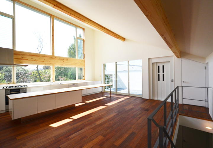 緑を眺めながらくつろぐリビングダイニング