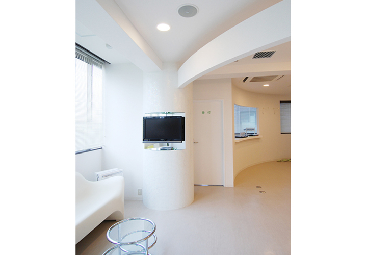 丸柱は白いガラスモザイクでまとわれTVも