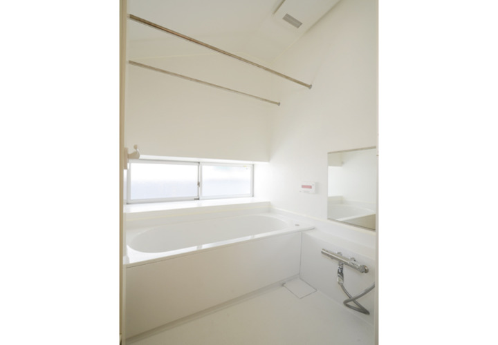 窓をつけて換気をよくしたバスルーム