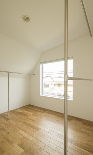 サブ１１・斜め天井のウォークインクローゼット