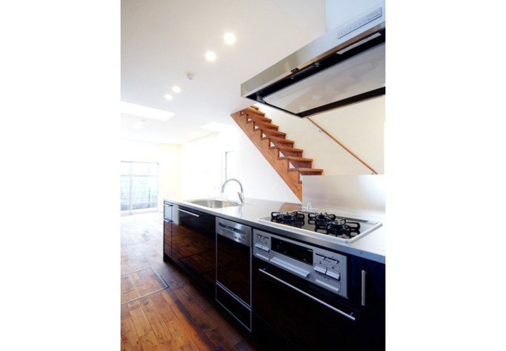 シックな印象のオープンキッチン