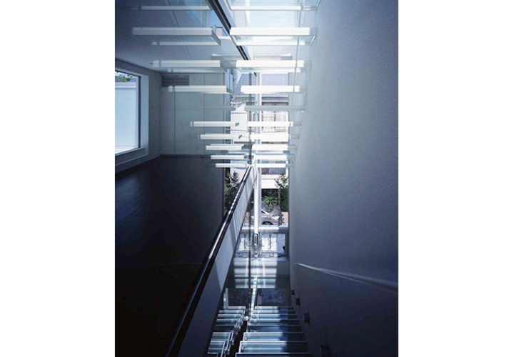 屋上から玄関まで光を落すガラス階段