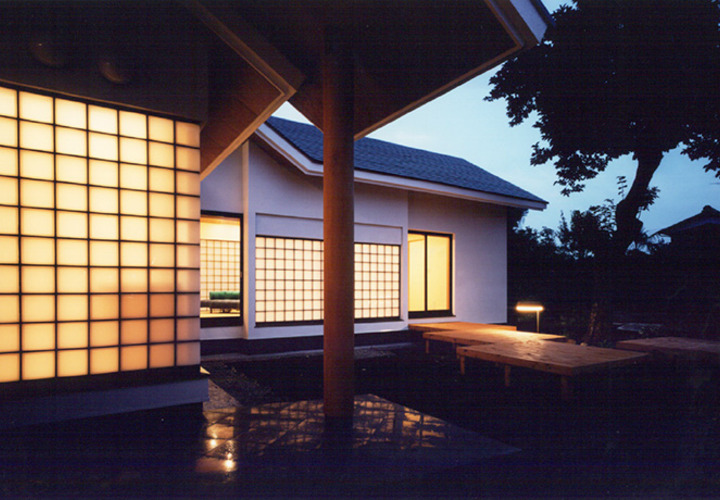 夕闇に包まれた灯りのともされた佇まい