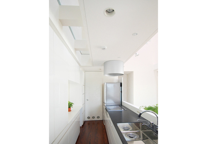 キッチンにもスリットの光が注ぎます