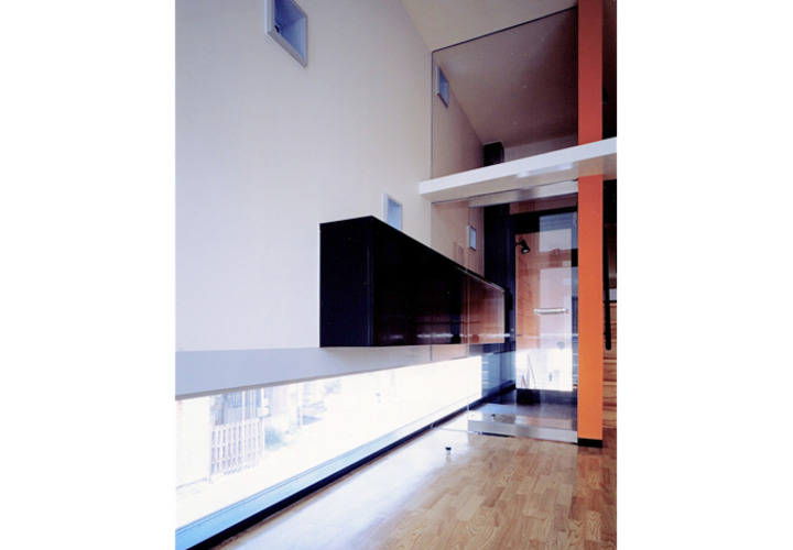 足元の窓から全面道路が見える