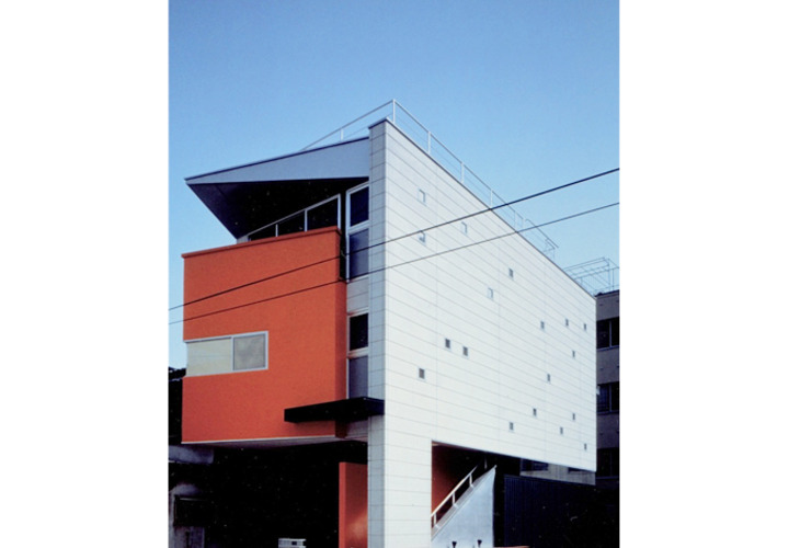 2階持ち出し居室と特徴的な庇