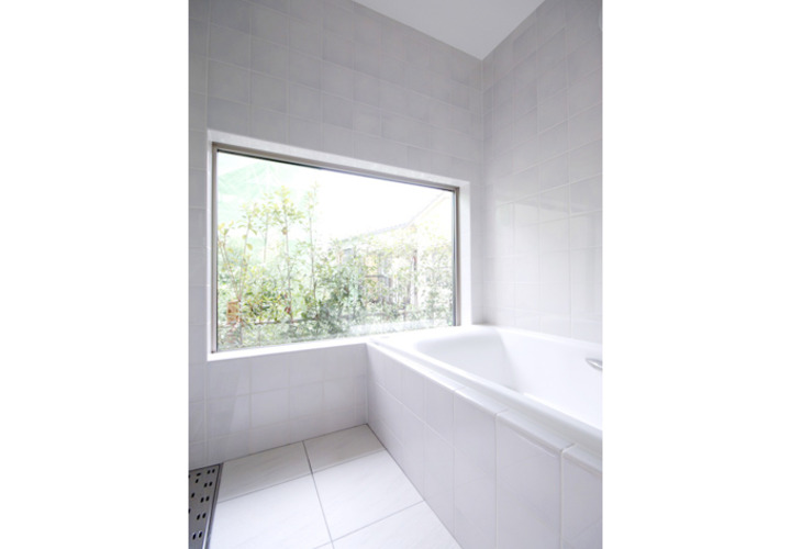 風呂の中から緑が見える