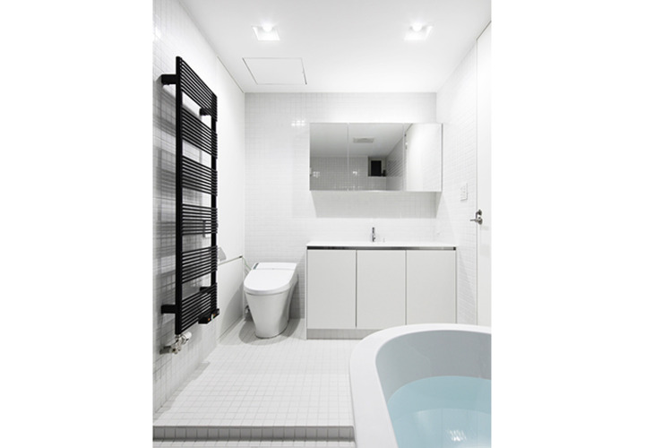 トイレから浴室へは壁を造らず開放的に