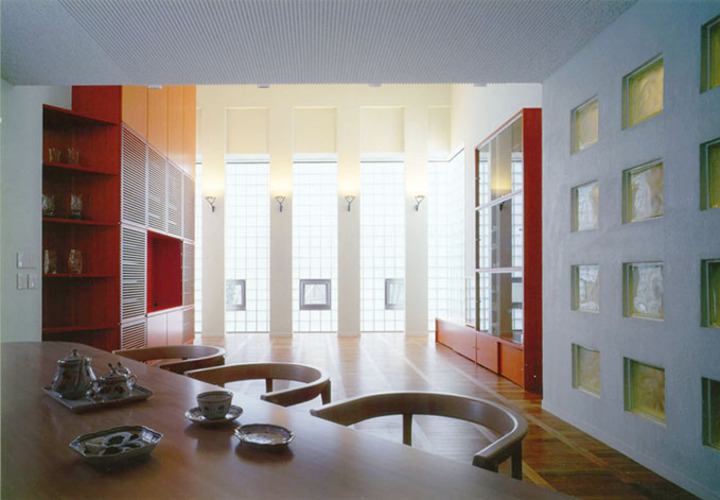 4本の列柱が光の壁のシルエットで映し出され